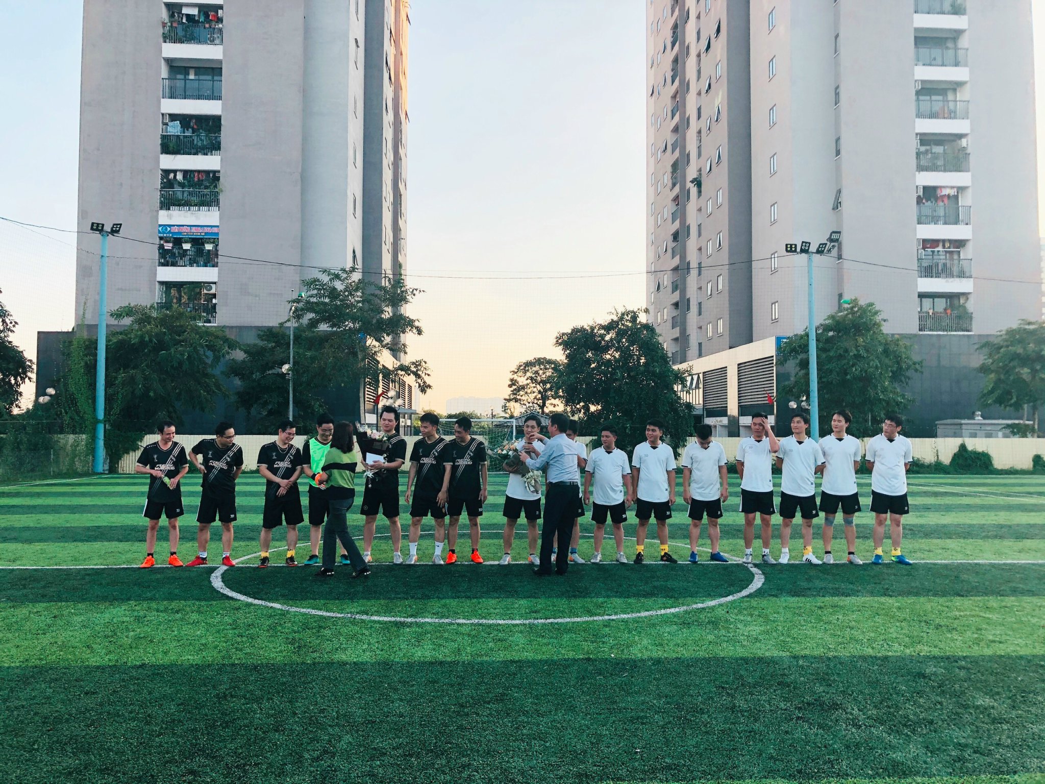 Giao hữu bóng đá giữa Trường Trung cấp Giao thông Vận tải Hà Nội và Hiệp hội Cao đẳng Cộng đồng Việt Nam